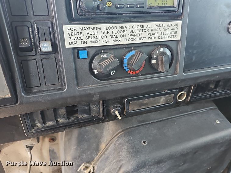 image for item EJ6030 1999 International 4700  box truck