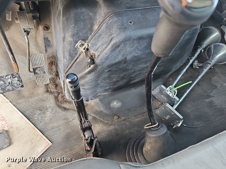 image for item EJ6030 1999 International 4700  box truck