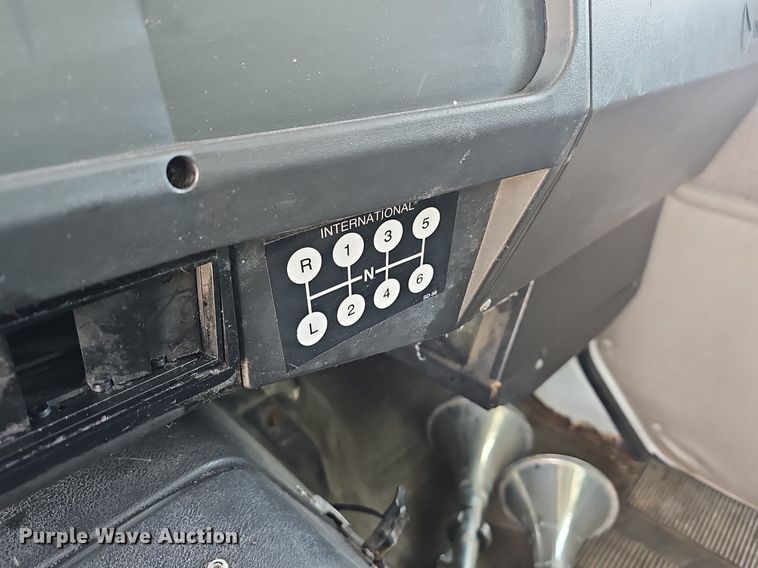 image for item EJ6030 1999 International 4700  box truck