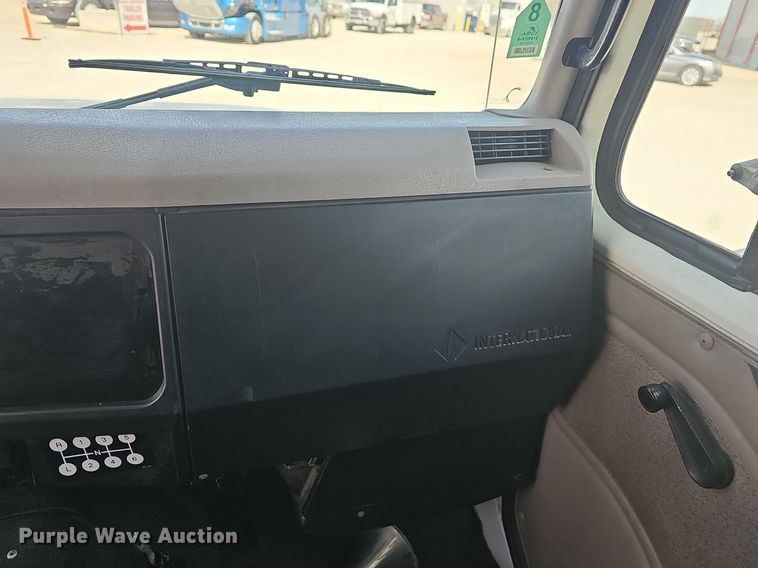 image for item EJ6030 1999 International 4700  box truck