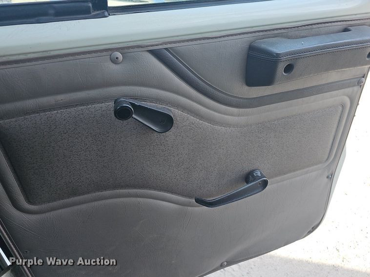 image for item EJ6030 1999 International 4700  box truck