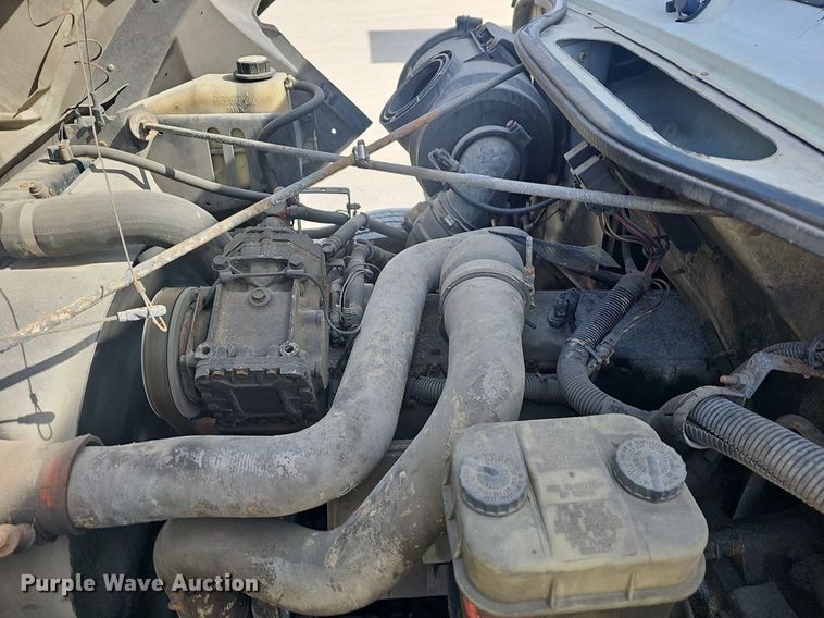 image for item EJ6030 1999 International 4700  box truck