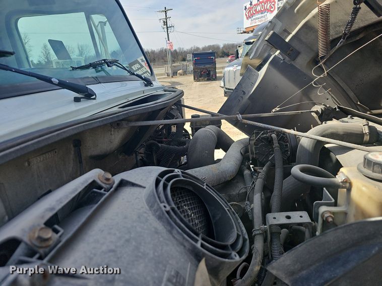 image for item EJ6030 1999 International 4700  box truck