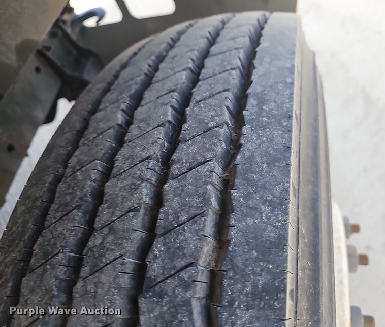 image for item EJ6030 1999 International 4700  box truck