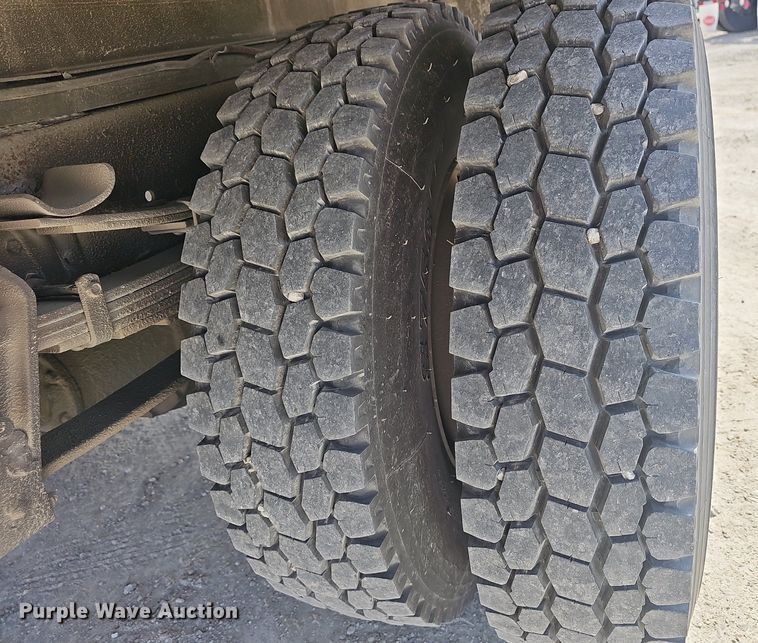 image for item EJ6030 1999 International 4700  box truck