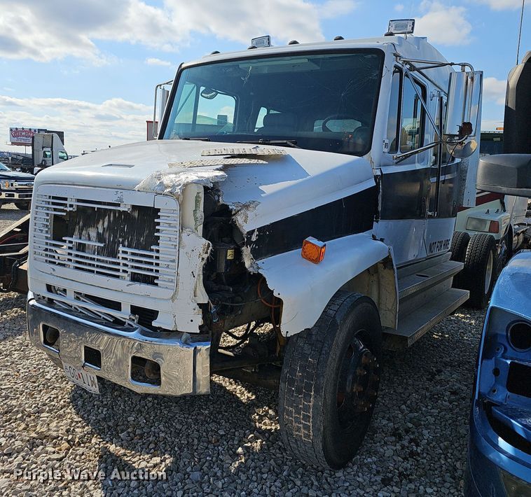 image for item EJ6034 2001 Freightliner  FL60 truck cab and chassis