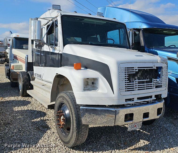 image for item EJ6034 2001 Freightliner  FL60 truck cab and chassis