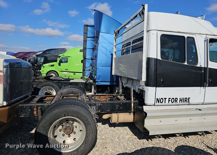 image for item EJ6034 2001 Freightliner  FL60 truck cab and chassis