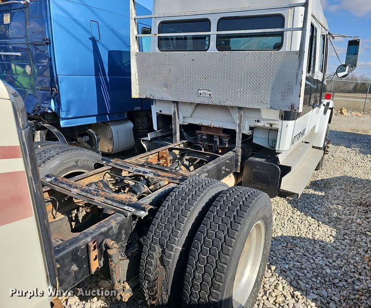 image for item EJ6034 2001 Freightliner  FL60 truck cab and chassis