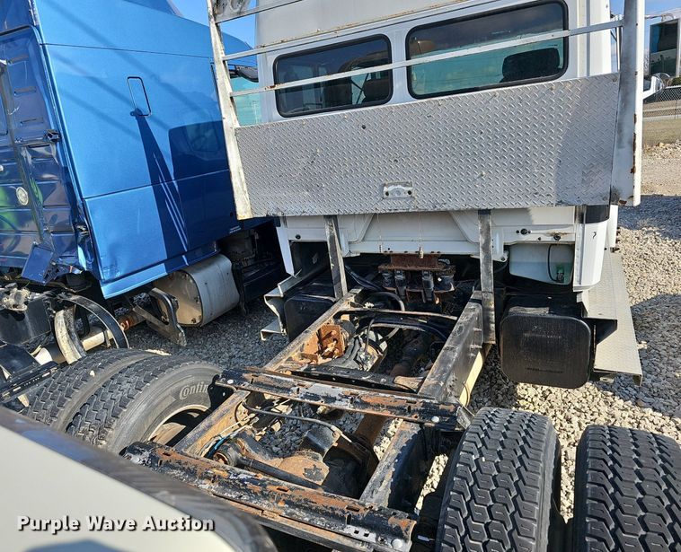 image for item EJ6034 2001 Freightliner  FL60 truck cab and chassis