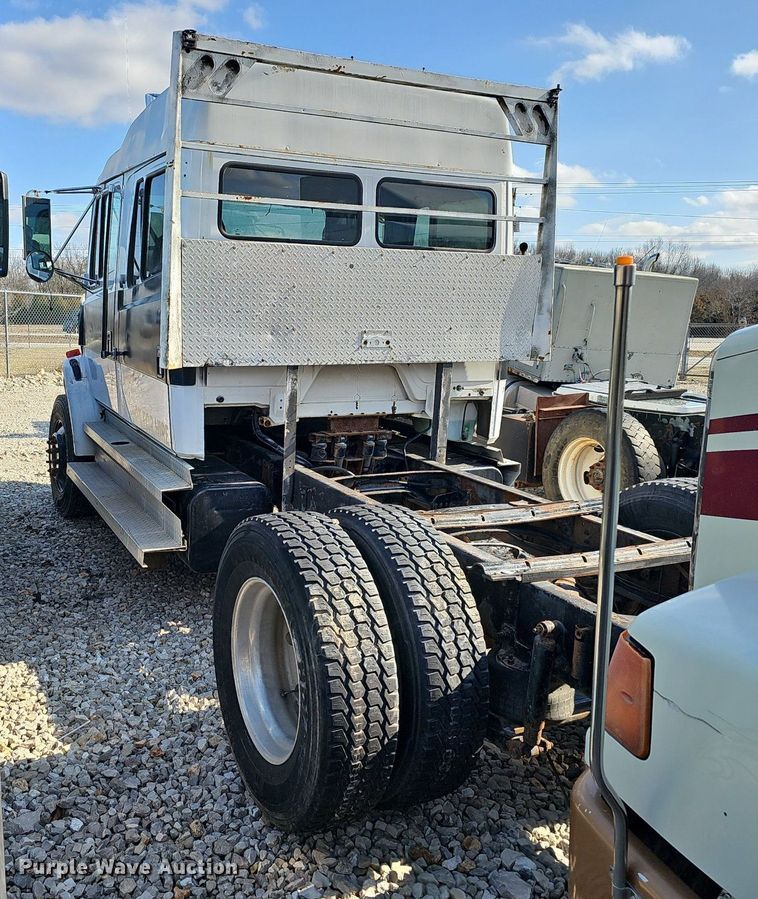 image for item EJ6034 2001 Freightliner  FL60 truck cab and chassis