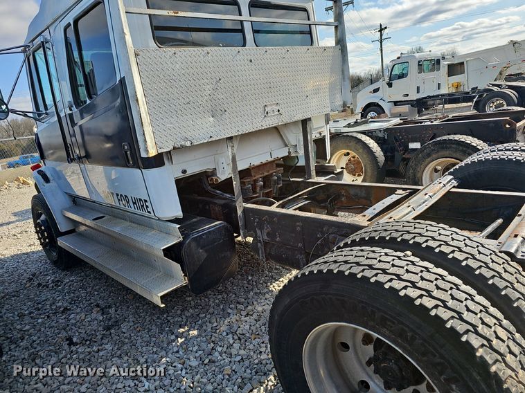 image for item EJ6034 2001 Freightliner  FL60 truck cab and chassis