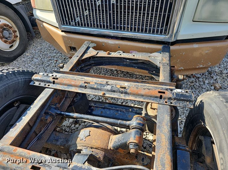 image for item EJ6034 2001 Freightliner  FL60 truck cab and chassis