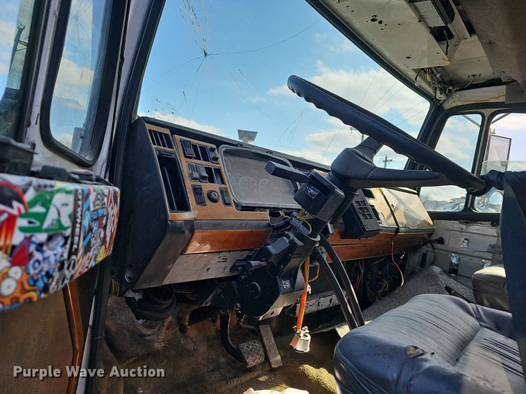 image for item EJ6034 2001 Freightliner  FL60 truck cab and chassis