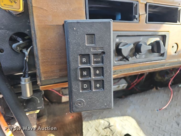 image for item EJ6034 2001 Freightliner  FL60 truck cab and chassis