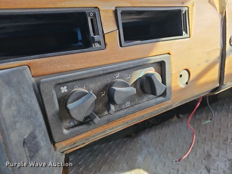 image for item EJ6034 2001 Freightliner  FL60 truck cab and chassis