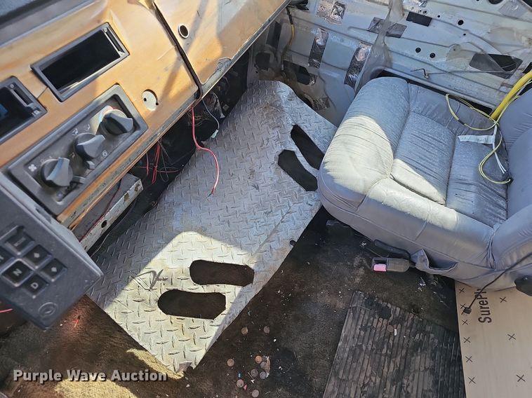 image for item EJ6034 2001 Freightliner  FL60 truck cab and chassis