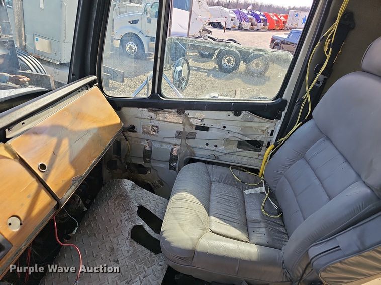 image for item EJ6034 2001 Freightliner  FL60 truck cab and chassis