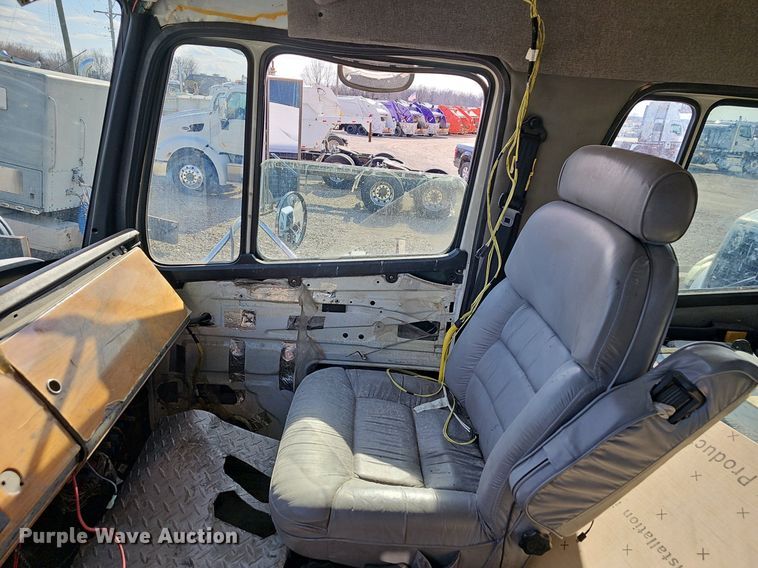 image for item EJ6034 2001 Freightliner  FL60 truck cab and chassis