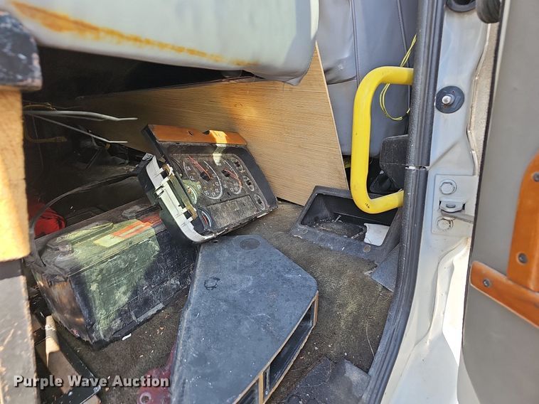 image for item EJ6034 2001 Freightliner  FL60 truck cab and chassis