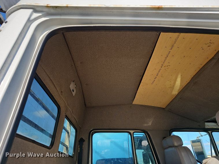 image for item EJ6034 2001 Freightliner  FL60 truck cab and chassis