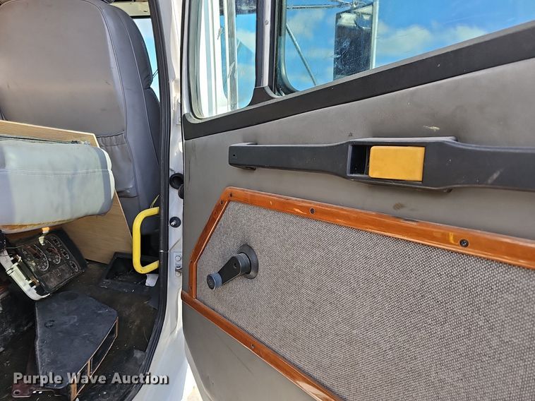 image for item EJ6034 2001 Freightliner  FL60 truck cab and chassis