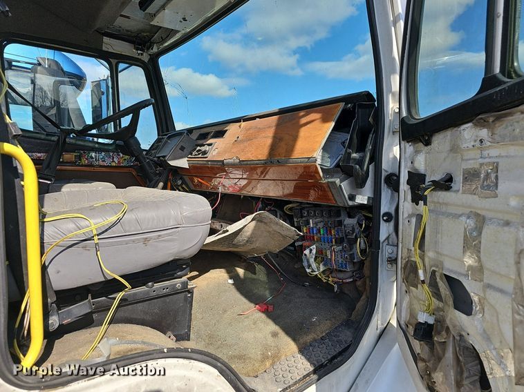 image for item EJ6034 2001 Freightliner  FL60 truck cab and chassis