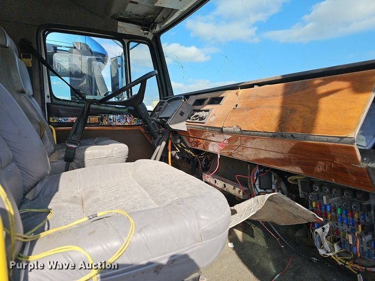 image for item EJ6034 2001 Freightliner  FL60 truck cab and chassis