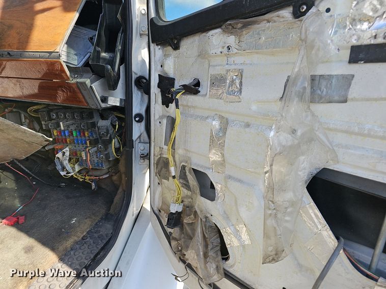 image for item EJ6034 2001 Freightliner  FL60 truck cab and chassis