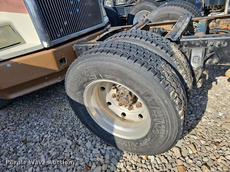 image for item EJ6034 2001 Freightliner  FL60 truck cab and chassis