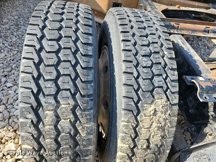 image for item EJ6034 2001 Freightliner  FL60 truck cab and chassis