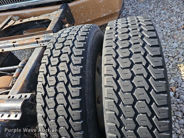 image for item EJ6034 2001 Freightliner  FL60 truck cab and chassis