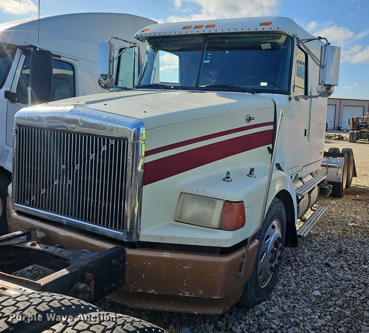 image for item EJ6036 1994 White GMC Integral Sleeper  semi truck