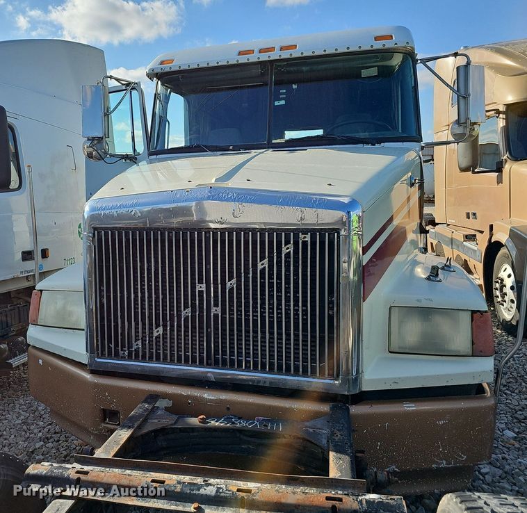 image for item EJ6036 1994 White GMC Integral Sleeper  semi truck