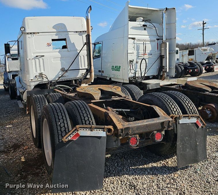 image for item EJ6036 1994 White GMC Integral Sleeper  semi truck