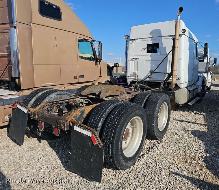 image for item EJ6036 1994 White GMC Integral Sleeper  semi truck