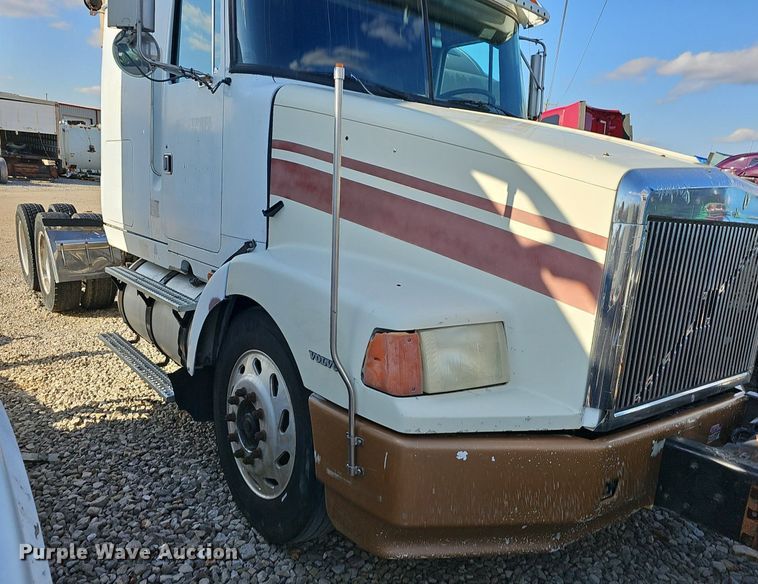 image for item EJ6036 1994 White GMC Integral Sleeper  semi truck