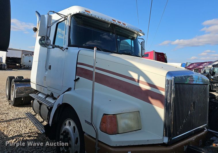 image for item EJ6036 1994 White GMC Integral Sleeper  semi truck