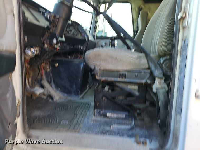 image for item EJ6036 1994 White GMC Integral Sleeper  semi truck