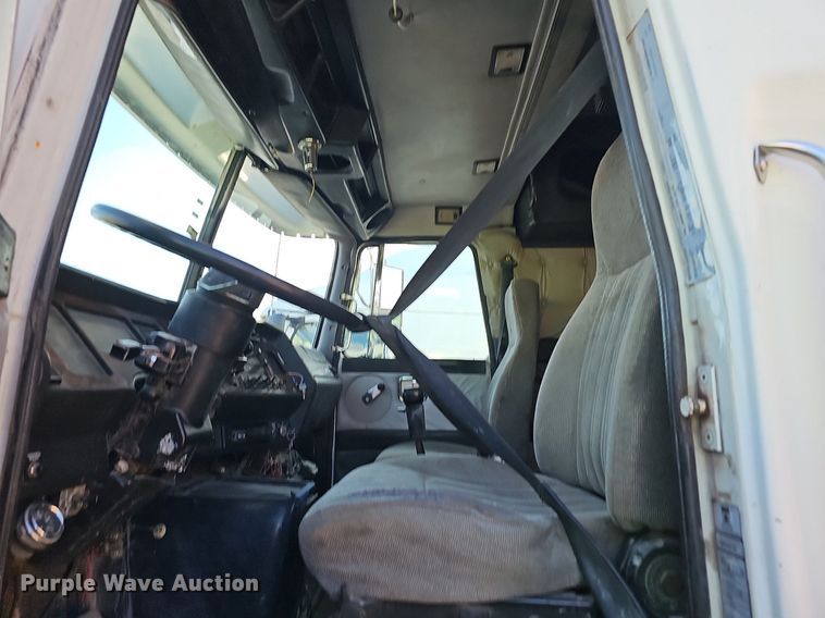 image for item EJ6036 1994 White GMC Integral Sleeper  semi truck