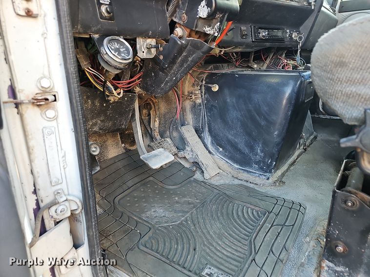 image for item EJ6036 1994 White GMC Integral Sleeper  semi truck