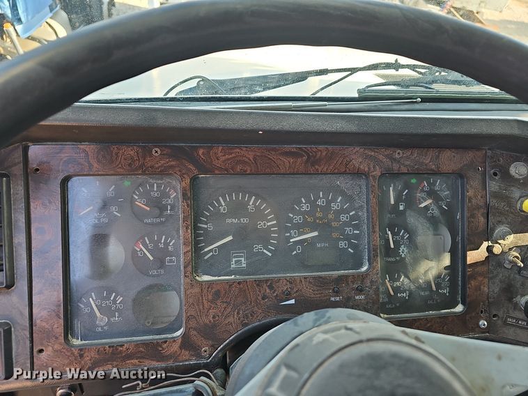 image for item EJ6036 1994 White GMC Integral Sleeper  semi truck