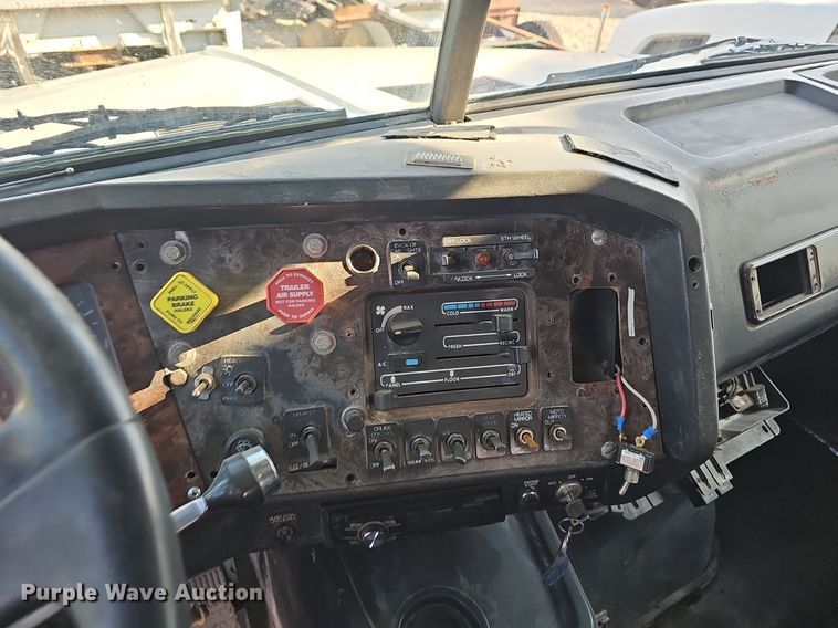 image for item EJ6036 1994 White GMC Integral Sleeper  semi truck