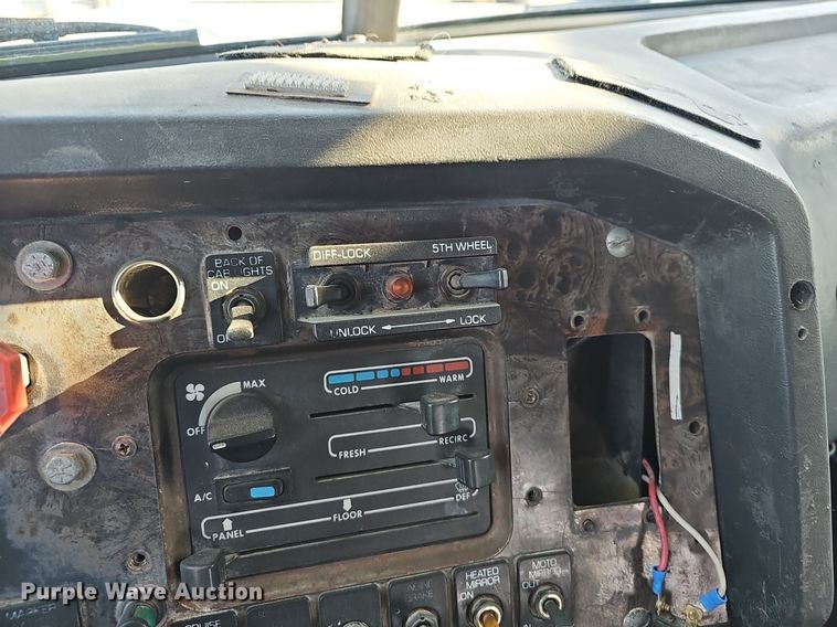 image for item EJ6036 1994 White GMC Integral Sleeper  semi truck