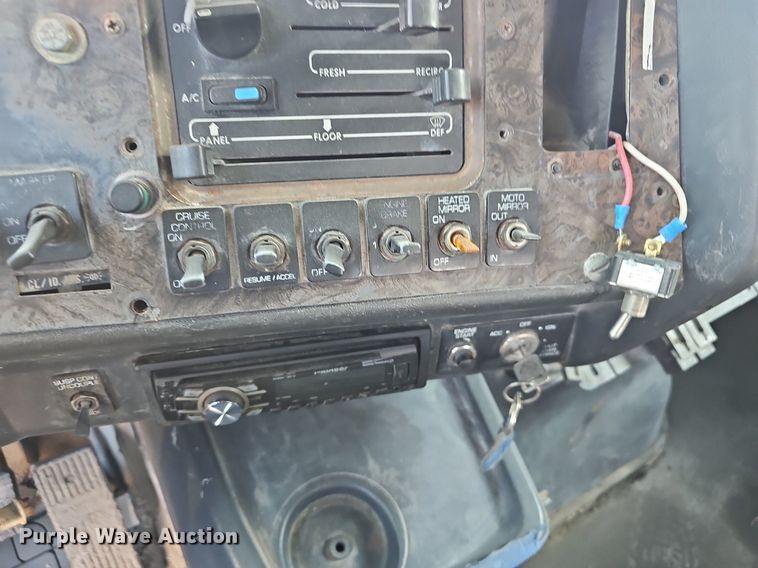 image for item EJ6036 1994 White GMC Integral Sleeper  semi truck