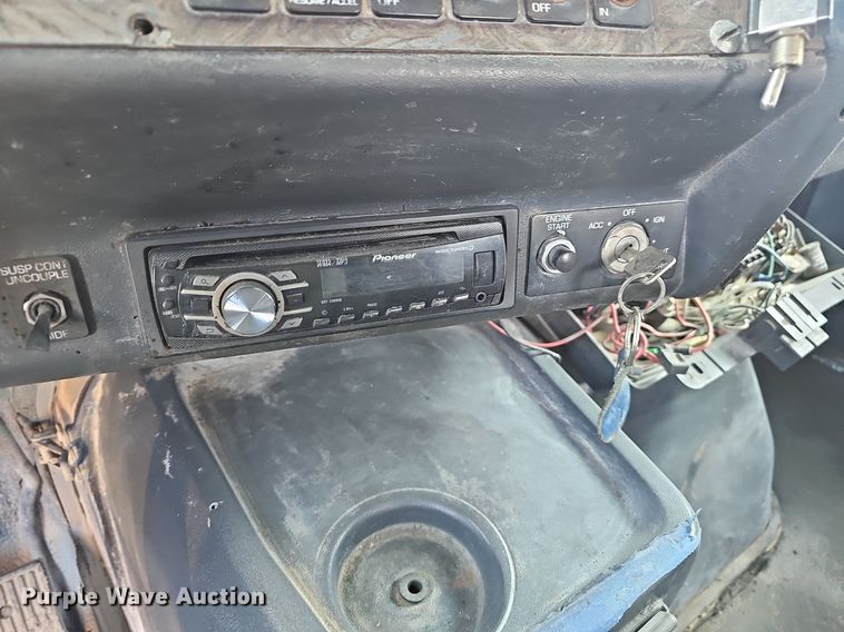 image for item EJ6036 1994 White GMC Integral Sleeper  semi truck