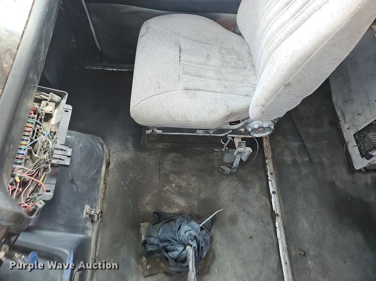 image for item EJ6036 1994 White GMC Integral Sleeper  semi truck