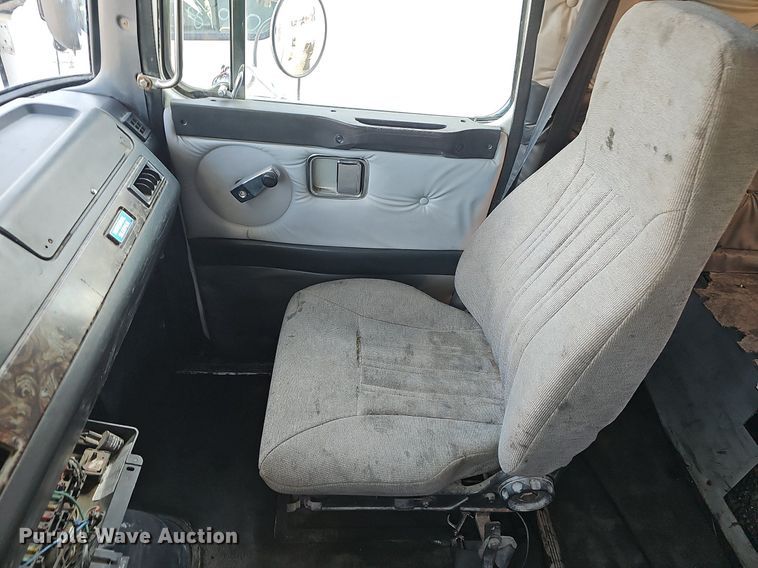 image for item EJ6036 1994 White GMC Integral Sleeper  semi truck