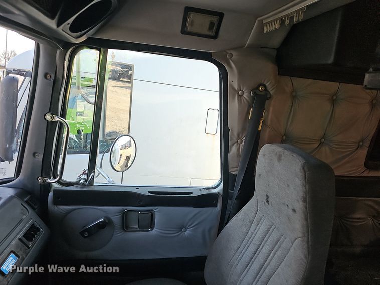 image for item EJ6036 1994 White GMC Integral Sleeper  semi truck