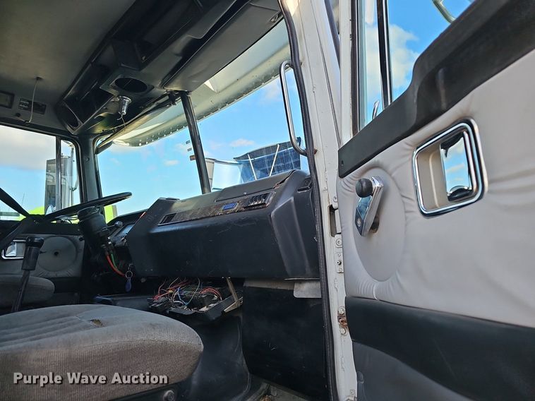 image for item EJ6036 1994 White GMC Integral Sleeper  semi truck